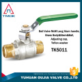 Válvula de bola de cobre amarillo de TMOK TK-5016 con junta de unión CW617n